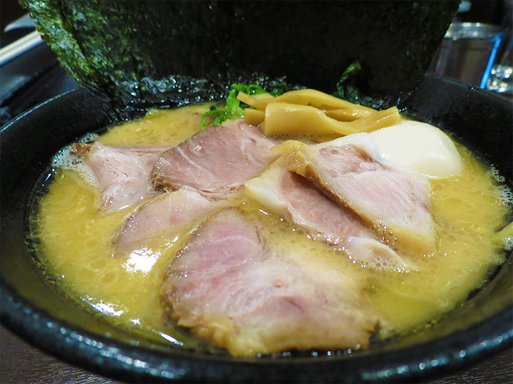 おいしそうな豚骨醤油ラーメンの接写の写真