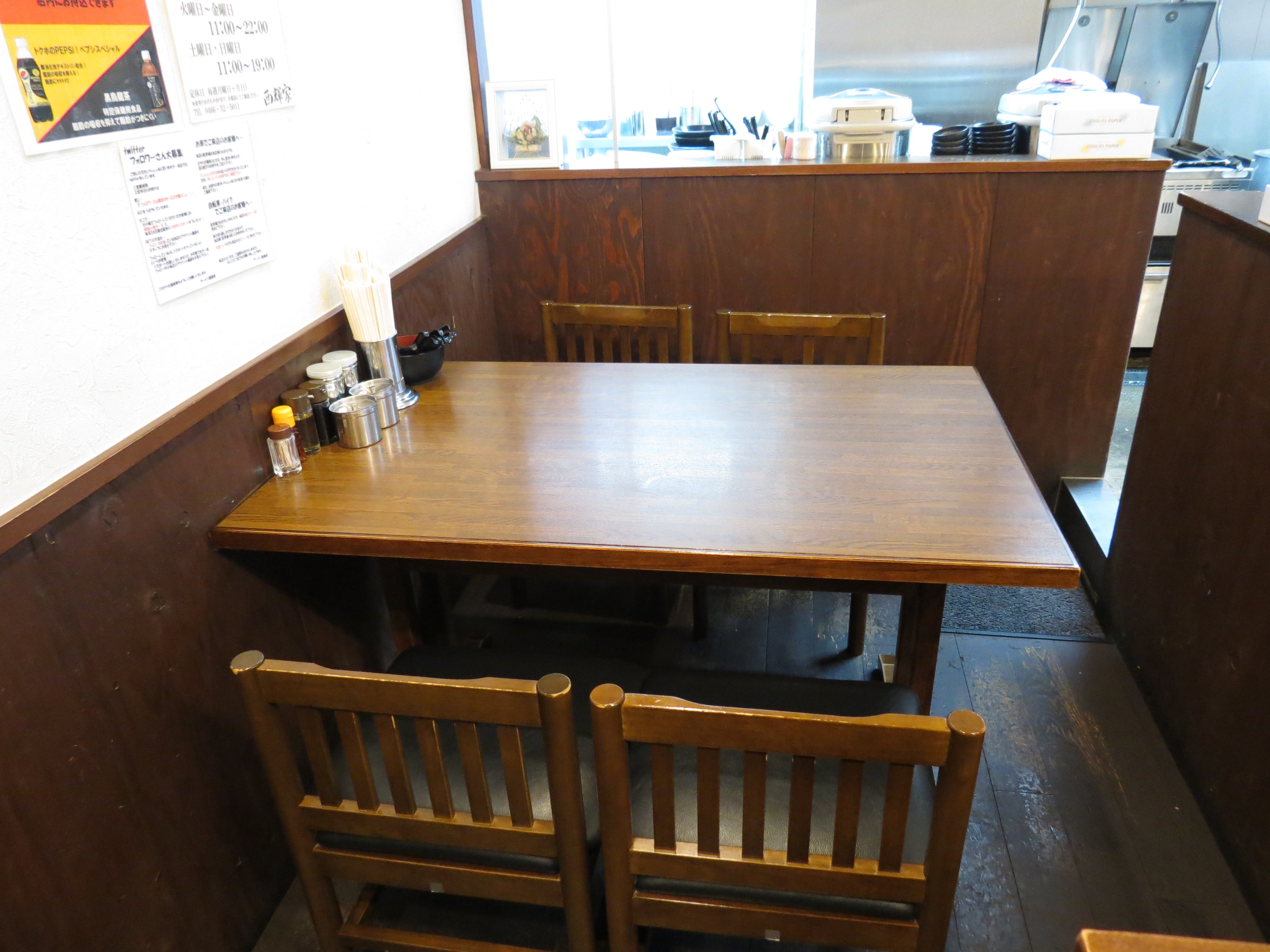 テーブル席（4席）の写真
