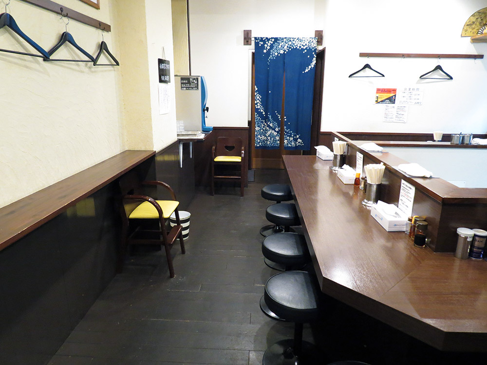 ブラウンで統一された綺麗な店内の写真